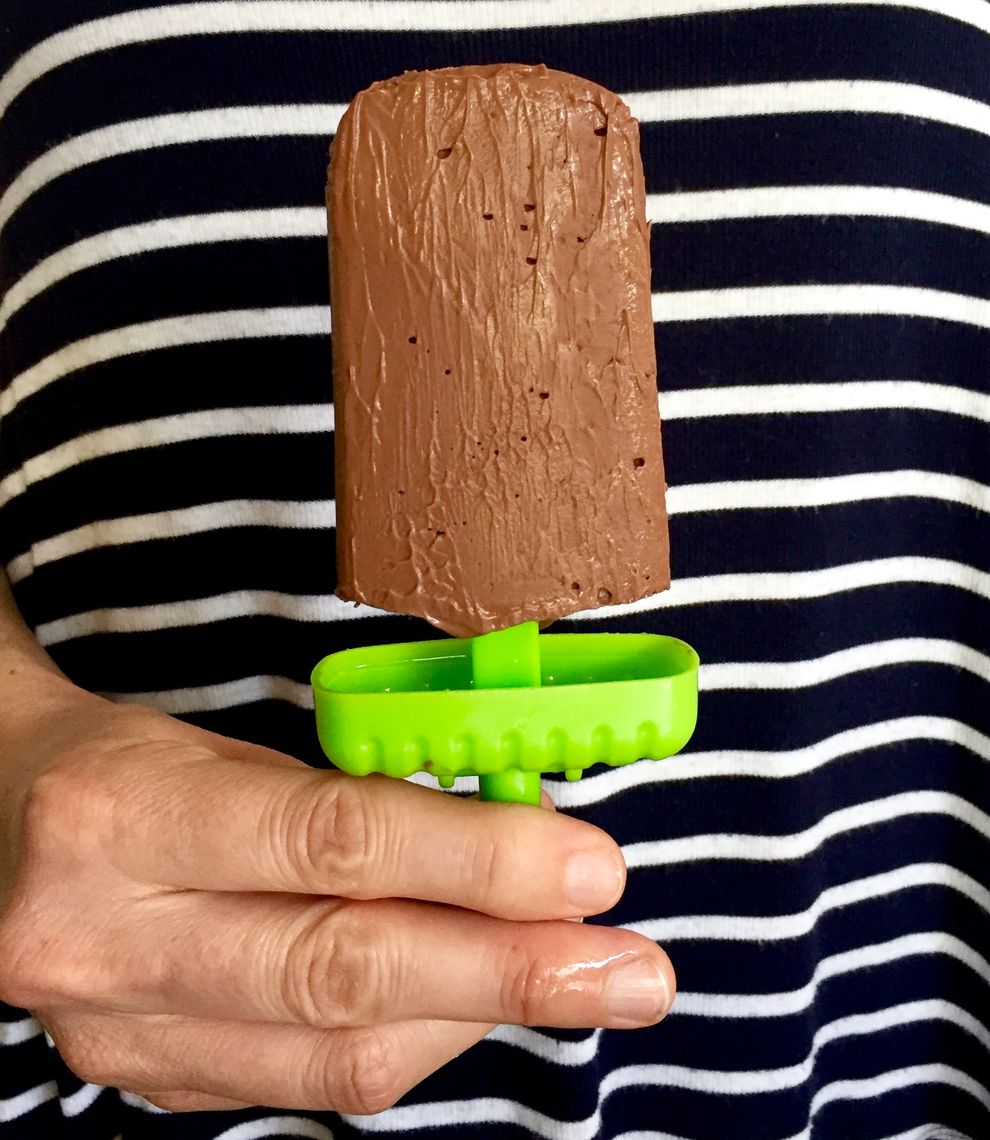 Vegan Chocolate-Peppermint Pudding Pops in hand